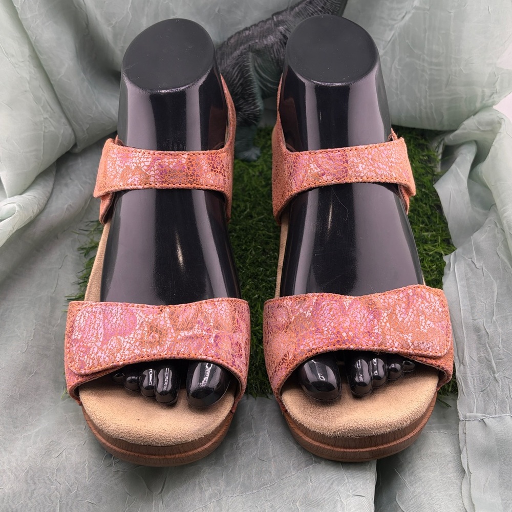 Dansko Women’s Sonnet Pink Embossed Metallic Floral Wedge Sandals | 38 - Picture 2 of 15